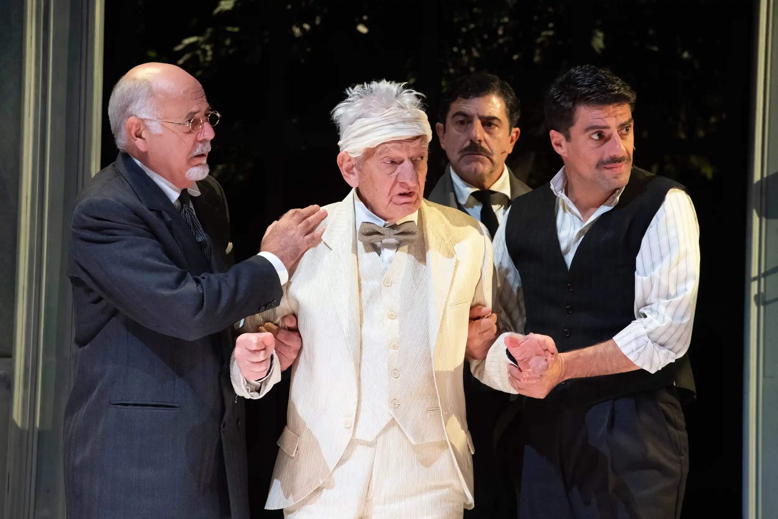 una scena dalla tournée de La rigenerazione, di Italo Svevo, per la regia di Valerio Santoro, al Teatro Bellini di Napoli per la Stagione 2025/26