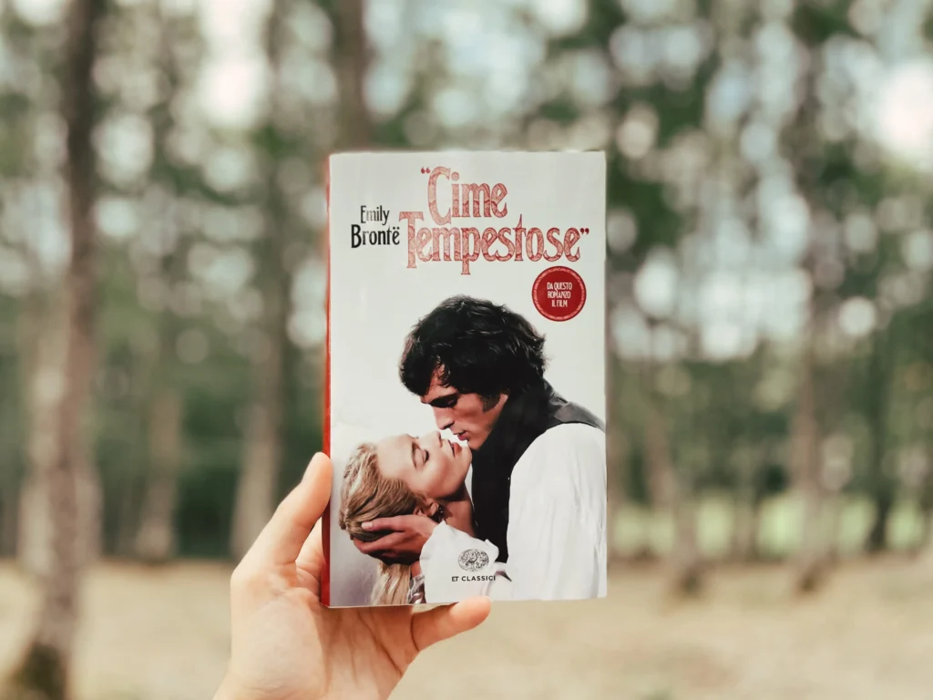 la copertina del romanzo Cime tempestose, di Emily Brönte, come pubblicato da Giulio Einaudi Editore (2020) nella collana ET Classici, con sovracoperta che riprende il poster del film di Emerald Fennell, traduzione di Monica Pareschi e contributi di Virginia Woolf