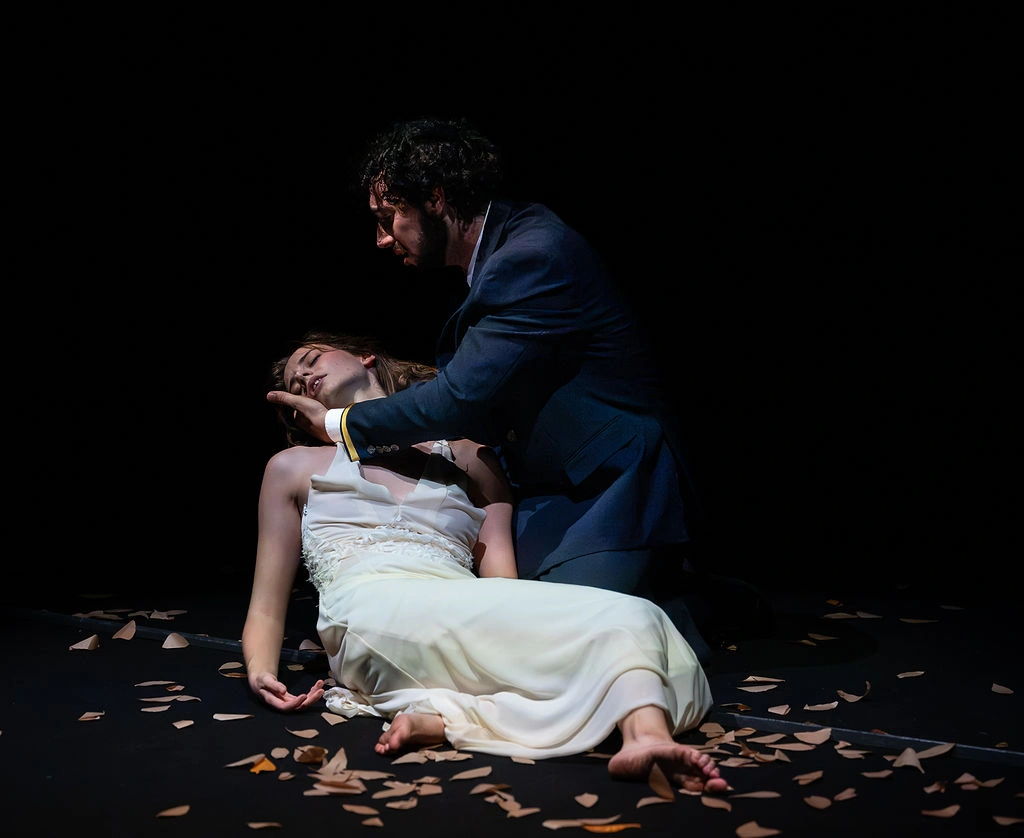 una scena da Una promessa infranta, opera di Federico Gardella, a Spoleto, durante la 80ª Stagione Lirica Sperimentale