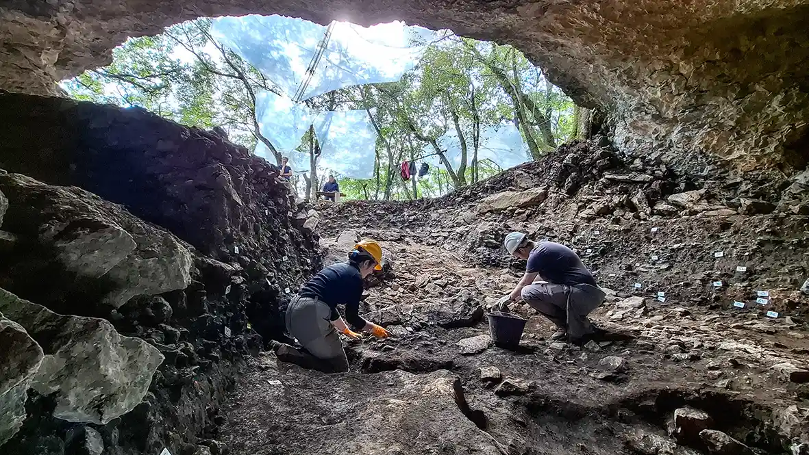 Operazioni di scavo nella grotta Tina Jama. Foto: Gigliola Antonazzi