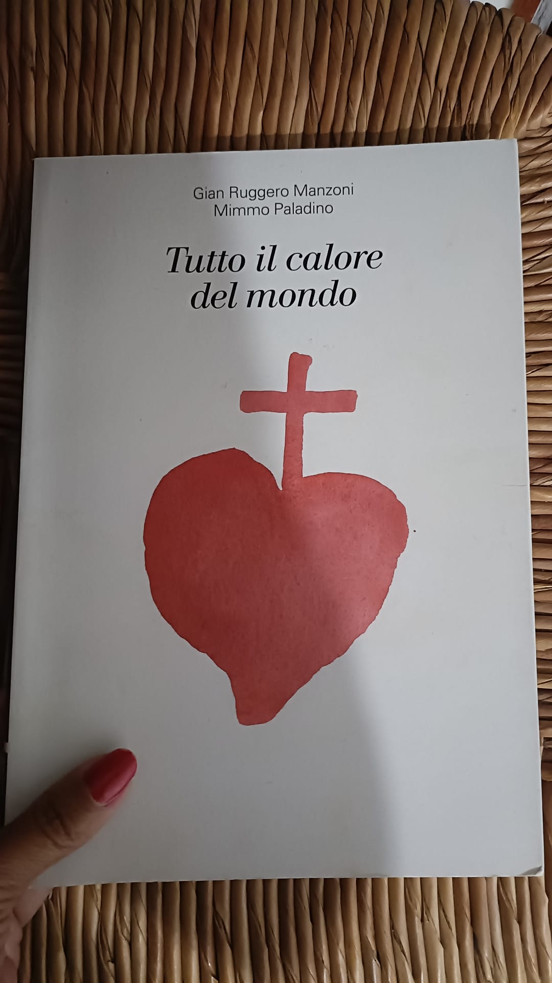 la copertina del libro Tutto il calore del mondo, di Gian Ruggero Manzoni, con i disegni di Mimmo Paladino e una lettera di presentazione di Andrea Ponso, pubblicato da Skira Editore (2013)