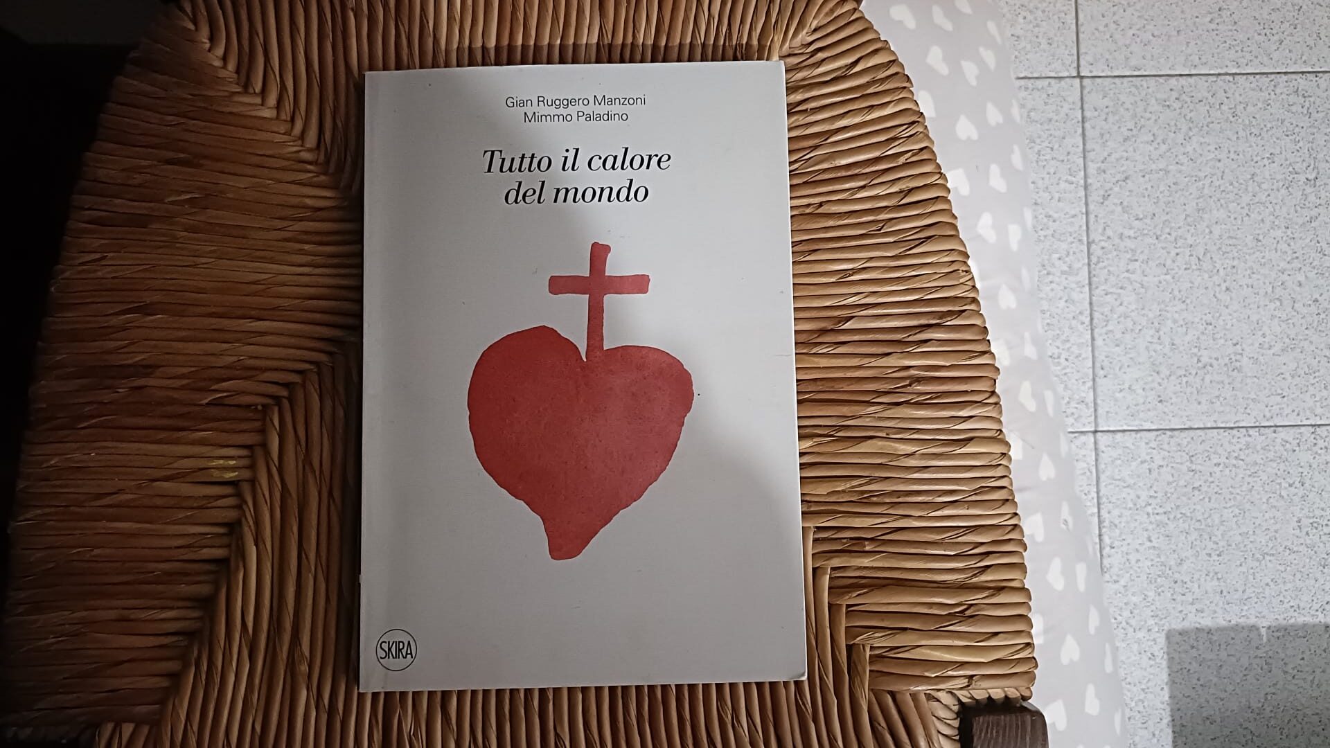 la copertina del libro Tutto il calore del mondo, di Gian Ruggero Manzoni, con i disegni di Mimmo Paladino e una lettera di presentazione di Andrea Ponso, pubblicato da Skira Editore (2013). In copertina l'opera Sacro Cuore di Mimmo Palladino. Crediti per la foto: Yuleisy Cruz Lezcano